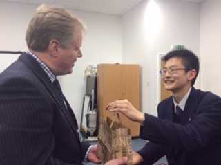 校長先生には日本からのお土産を渡しました